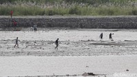 Warga Timor Leste menyeberangi sungai Malibaka untuk berbelanja di Pasar Turiskain, Indonesia. (Grandyos Zafna/detikcom)