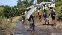 Pasar Turiskain beroperasional hanya pada hari Jumat dari jam 7 hingga 11 siang WIT. Pasar ini menjadi daya tarik bagi WNA Timor Leste karena harga yang murah dan dekat dari pemukiman mereka.