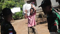 Aparat memeriksa dan mengawasi setiap belanjaan yang dibawa oleh warga Timor Leste.