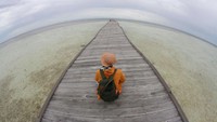Di ujung pulau terdapat dermaga kayu yang instagenic banget. Memanjang sampai ke tengah laut, air jernih dan batas horizon laut akan jad latar foto yang instagrammable (dok istimewa)