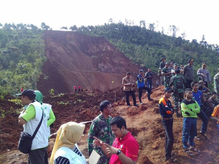 Begini Proses Evakuasi Korban Longsor di Ponorogo