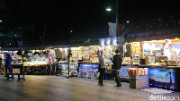 Usai belanja, kalau lapar pun tak sulit mencari makan. Banyak pedagang street food yang buka hingga lewat tengah malam. Di jejeran ini juga ada yang menjual suvenir (Kurnia/detikTravel)