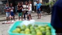 Sekelompok remaja terlihat menjual beberapa sayuran berupa cabai, bawang, tomat dan jeruk nipis.