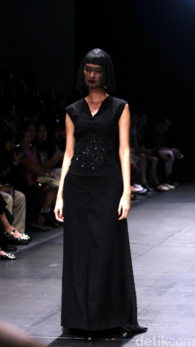 Rancangan Patrick owen bertajuk sentuhan zodiak di Plaza Indonesia Fashion Week 2017. Plaza Indonesia.Jakarta. [Foto: Mohammad Abduh/Wolipop]