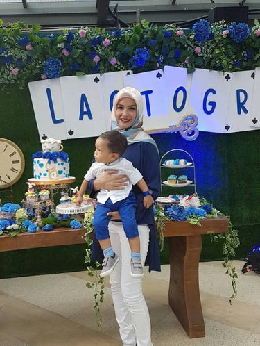 Foto: Pulang Umrah, Revalina S Temat Makin Cantik dengan Berhijab