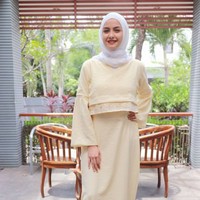 Berbusana cantik dengan terusan warna kuning muda ala Revalina S Temat untuk Idul Adha. Perpaduan kerudung putih membuat penampilan terlihat cerah. Foto: Instagram