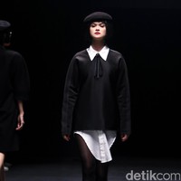 Rancangan Patrick owen bertajuk sentuhan zodiak di Plaza Indonesia Fashion Week 2017. Plaza Indonesia.Jakarta. [Foto: Mohammad Abduh/Wolipop]