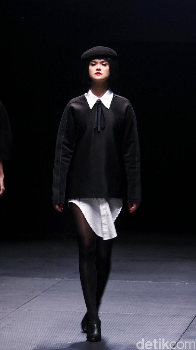 Rancangan Patrick owen bertajuk sentuhan zodiak di Plaza Indonesia Fashion Week 2017. Plaza Indonesia.Jakarta. [Foto: Mohammad Abduh/Wolipop]