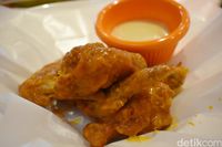 Hooters Jakarta: Mencicip <i>Chicken Wings</i> Enak Bersama Hooters Girl Sexy