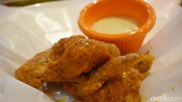 Buka di kawasan Kemang, Jakarta Selatan. Hooters punya menu andalan yaitu original wings. Sajian ini terdiri dari enam buah sayap ayam yang garing dengan balutan saus oranye. Enak dicelup dengan saus honey mustard.