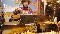 Untuk makanannya, mau goreng-gorengan, ayam barbeque atau olahan ikan dengan kuah lezat pun ada. Harganya mulai dari sekitar 1.000 won (Rp 12.800) (Kurnia/detikTravel)