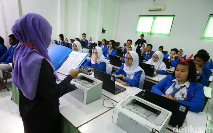 Siswa SMK Jakarta Timur 1, mengikuti Ujian Nasional Berbasis Komputer (UNBK). UN tingkat SMA sederajat dilaksanakan hari ini hingga 6 April 2017.