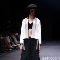 Rancangan Patrick owen bertajuk sentuhan zodiak di Plaza Indonesia Fashion Week 2017. Plaza Indonesia.Jakarta. [Foto: Mohammad Abduh/Wolipop]