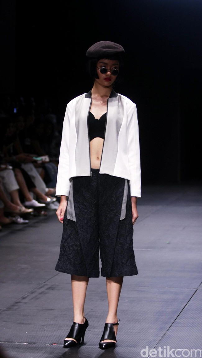 Rancangan Patrick owen bertajuk sentuhan zodiak di Plaza Indonesia Fashion Week 2017. Plaza Indonesia.Jakarta. [Foto: Mohammad Abduh/Wolipop]