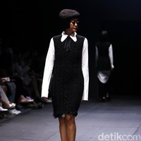 Rancangan Patrick owen bertajuk sentuhan zodiak di Plaza Indonesia Fashion Week 2017. Plaza Indonesia.Jakarta. [Foto: Mohammad Abduh/Wolipop]