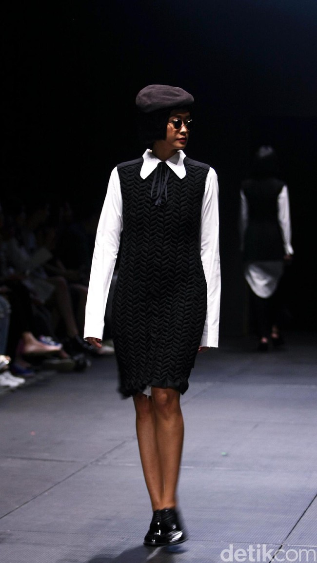 Rancangan Patrick owen bertajuk sentuhan zodiak di Plaza Indonesia Fashion Week 2017. Plaza Indonesia.Jakarta. [Foto: Mohammad Abduh/Wolipop]