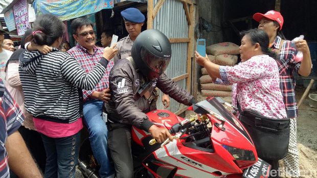 Djarot blusukan di Pasar Kemiri / 