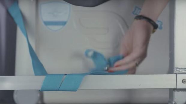 Talinya dikaitkan di kursi pesawat (Jet Kids) 