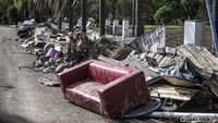 Barang-barang yang hancur diterjang badai, berserakan di jalan. Glenn Hunt/Getty Images.