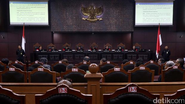 MA Abaikan Putusan MK soal Badan Hukum Taksi Online