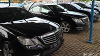 Ada sekitar 25 unit mobil Mercedes-Benz tipe E-250 yang ditawarkan oleh PT Blue Bird.