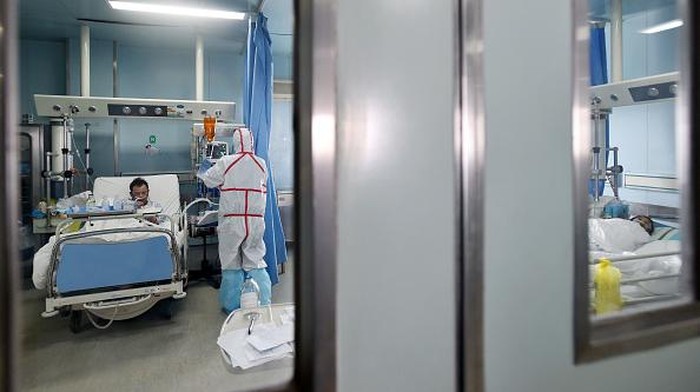 Wabah flu burung di China This photo taken on February 12, 2017 shows an H7N9 bird flu patient being treated in a hospital in Wuhan, central Chinas Hubei province.
A number of provinces in China have stepped up efforts to prevent H7N9 avian flu following reports of scattered human cases of the virus, state media reported. / AFP / STR / China OUT (Photo credit should read STR/AFP/Getty Images)