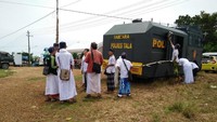 Sejak Minggu (2/4/2017) sore, ribuan—atau bahkan puluhan ribu, orang berkumpul di Kelurahan Sekumpul, Kecamatan Martapura, Banjarmasin. Mereka mengikuti haul (peringatan kematian) ulama kharismatik, Muhammad Zaini bin Abdul Ghani atau Guru Sekumpul, yang wafat pada tahun 2005 lalu. Jemaah tak hanya dari Kalsel, tapi dari berbagai daerah.