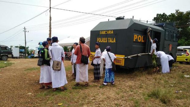 Modifikasi ala Polisi, Ubah Water Cannon Jadi Tempat Wudhu