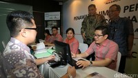 Dirut PT Bintraco Dharma Tbk Sebastianus H Budi (ketiga kanan) dan Wakil Dirut Benny Redjo Setyono (kedua kanan) melihat proses penawaran perdana saham, di Jakarta, Senin (3/4).