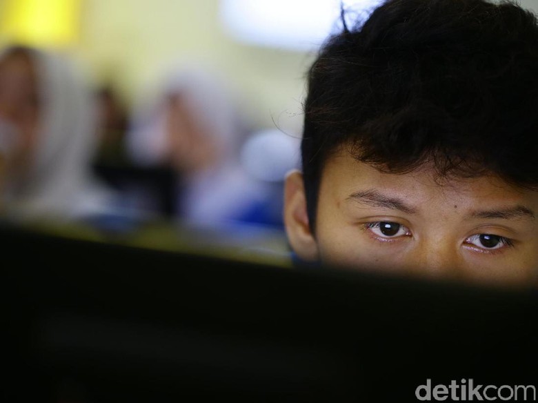Hari Pertama UNBK, Ombudsman Jabar Temukan Ruangan Gelap Hari Pertama UNBK, Ombudsman Jabar Temukan Ruangan Gelap