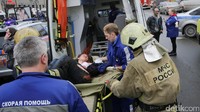 Salah satu korban luka dibawa dengan ambulans. REUTERS/Anton Vaganov.