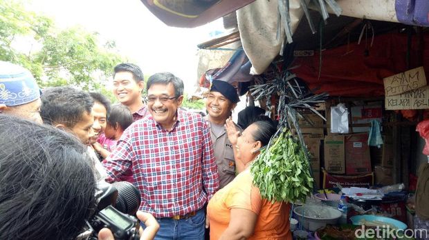Djarot blusukan di Pasar Kemiri / 