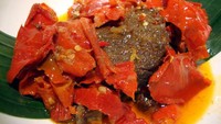 Dendeng Balado, olahan daging dari Minang ini selalu bikin ngiler. Bagaimana tidak? Irisan daging yang digoreng kering ini rasanya kriuk renyah. Disiram dengan cabe merah besar yang ditumbuk kasar dan ditumis dengan minyak kelapa.Foto: detikfood