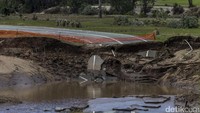 Sejumlah jalan terputus diterjang badai yang menyebabkan banjir. Glenn Hunt/Getty Images.