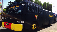 Mobil buatan Korea 2013, berdaya semprot sejauh 20 meter, dan berkapasitas 6.500 liter ini dipasangi pipa paralon yang dihubungkan dengan tangki, sehingga jadi tempat wudhu yang memadai.