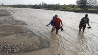 Jika sungai sedang meluap, para warga negara Timor Leste tidak dapat menyebrang ke pasar Turiskain.