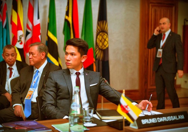 Pangeran Mateen merupakan putra keempat Sultan Brunei Hassanal Bolkiah dan istri keduanya, Mariam. Pemuda 26 tahun ini menamatkan pendidikannya di Royal Military Academy Sandhurst pada 2011 sebagai Letnan II (Letda). (Foto: Instagram)