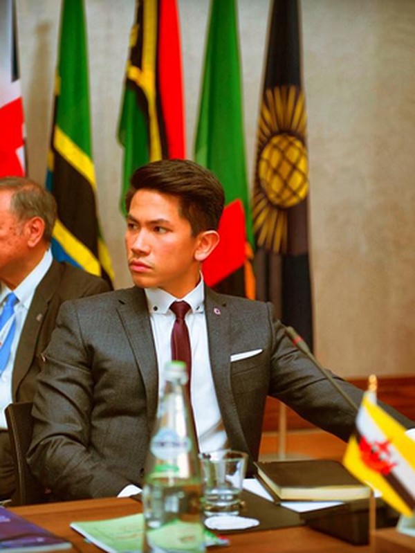 Hunk Alert Tampannya Putra Sultan Brunei di Acara 50 Tahun