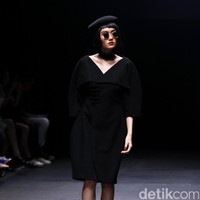 Rancangan Patrick owen bertajuk sentuhan zodiak di Plaza Indonesia Fashion Week 2017. Plaza Indonesia.Jakarta. [Foto: Mohammad Abduh/Wolipop]