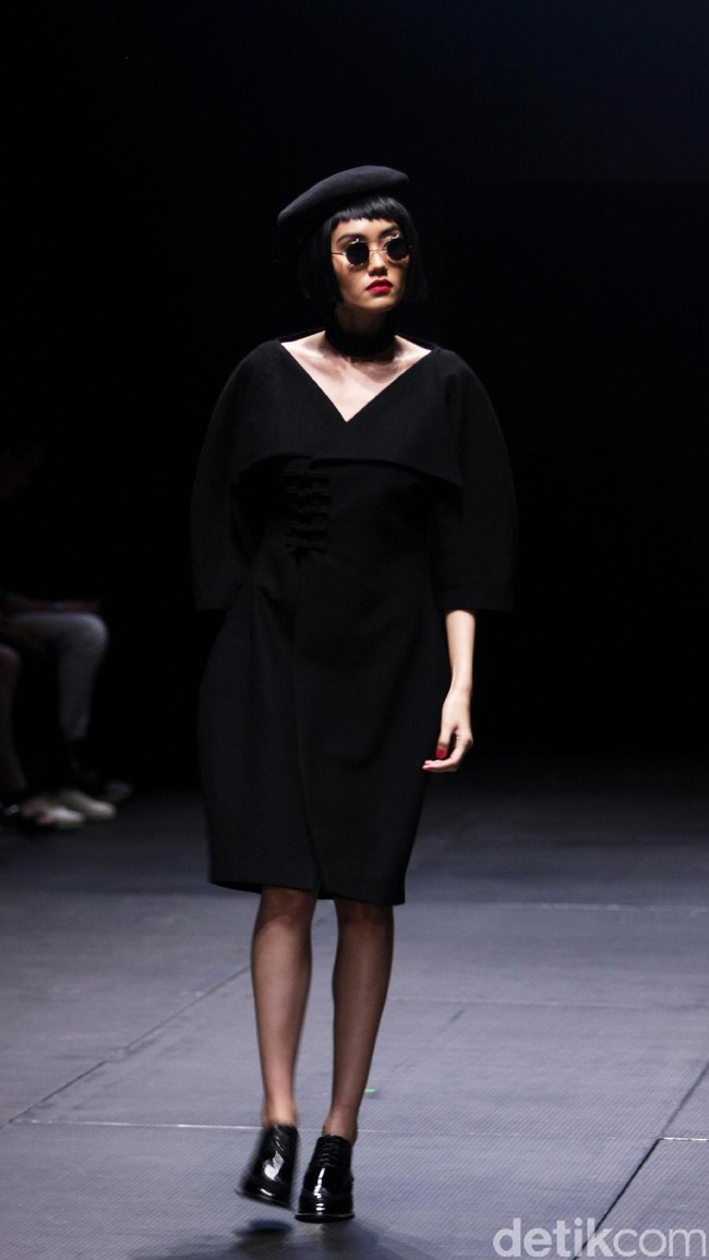 Rancangan Patrick owen bertajuk sentuhan zodiak di Plaza Indonesia Fashion Week 2017. Plaza Indonesia.Jakarta. [Foto: Mohammad Abduh/Wolipop]