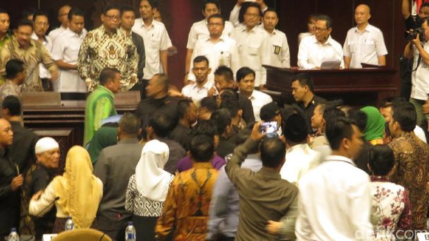 Sidang Paripurna DPD ricuh / 
