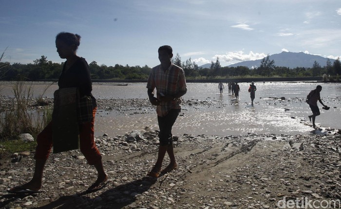 Perjuangan Warga Timor Leste Masuk Ke Indonesia Puluhan warga Timor Leste terlihat melintas di sungai Malibaka menuju Atambua, Indonesia. Mereka nekat menyebrang sungai deras untuk berbelanja di Pasar Turiskain.