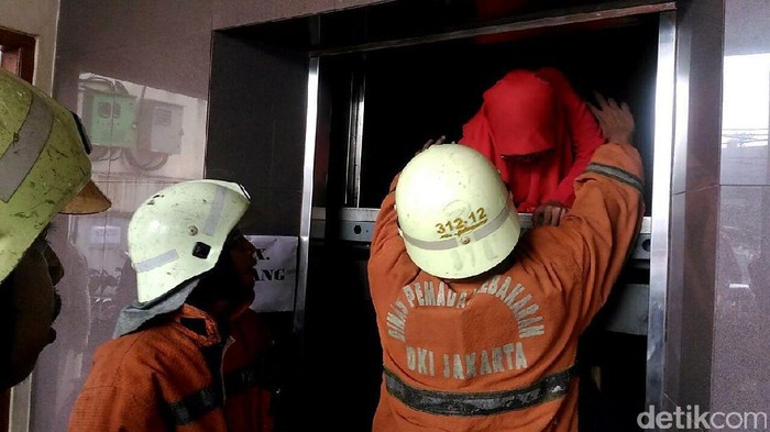 Petugas Berhasil Evakuasi Karyawan yang Terjebak di Lift Gedung NCS