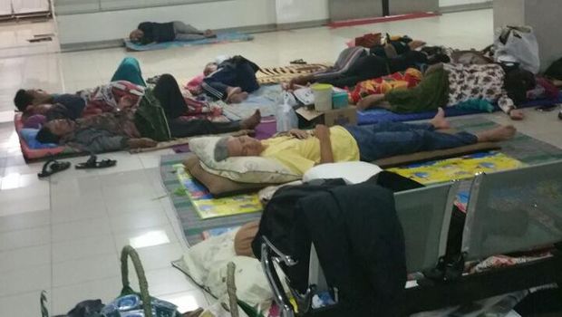 Ganjar Pranowo tidur di lantai rumah sakit. 