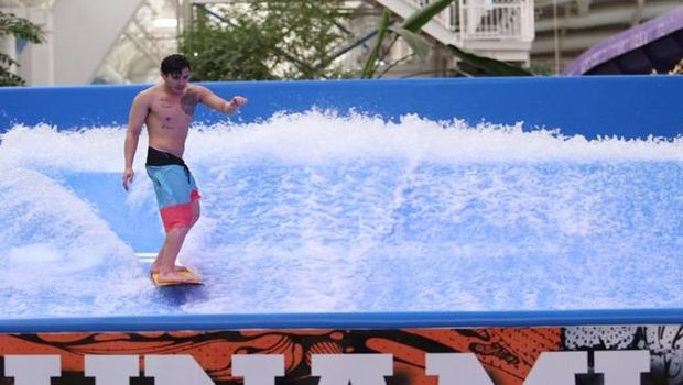 Salah satu pengunjung mencoba wahana Tsunami (West Edmonton Mall) 