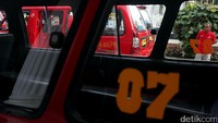 Layanan gratis angkutan lingkungan bagi pelanggan Transjakarta berlaku pada jam 05.00 WIB–09.00 WIB dan pukul 16.00 WIB–20.00 WIB. Pelanggan cukup menunjukkan kartu layanan gratis pelanggan untuk mendapatkan fasilitas tersebut.