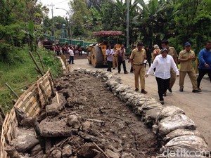 Wali Kota Risma Pimpin Perbaikan Jalan Ambles di Sambikerep