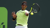 Dalam pertandingan ini, Nadal sulit mengimbangi permainan agresif Federer. Setelah sama-sama mempertahankan servis sampai gim keenam, Federer akhirnya mematahkan servis Nadal di gim ketujuh dan gim kesembilan untuk merebut set pertama. Geoff Burke-USA TODAY Sports.