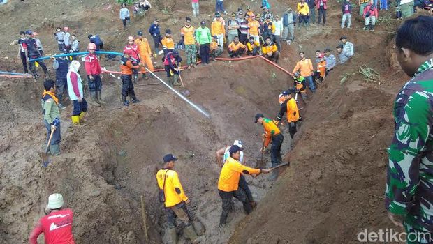 Pencarian korban longsor di Ponorogo