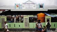 Selain murah senyum, para pedagang di sini juga sangat bersahabat.